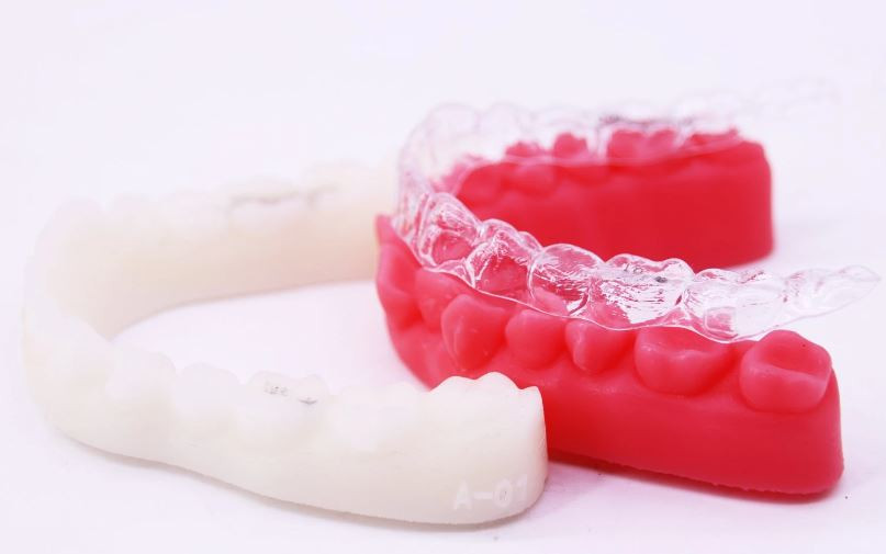 نمونه ای از الاینر های پرینت شده از جنس رزین دندان پزشکی